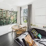 Host & - The Artists Pad