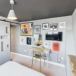 Host & - The Artists Pad