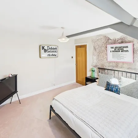 Host & - The Artists Pad *