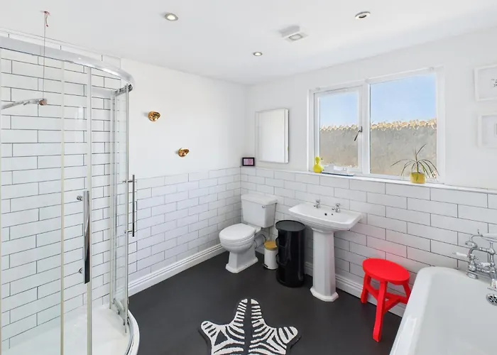 Apartment Host & - The Artists Pad