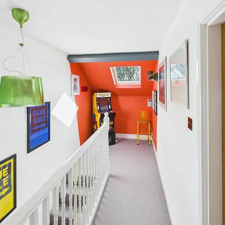 Host & - The Artists Pad *