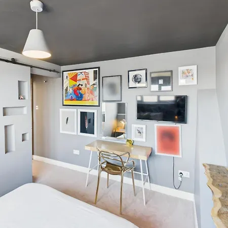 Host & - The Artists Pad