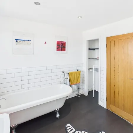 דירה Host & - The Artists Pad *