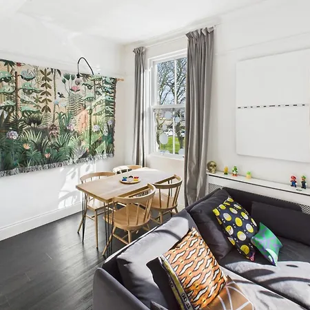 Host & - The Artists Pad