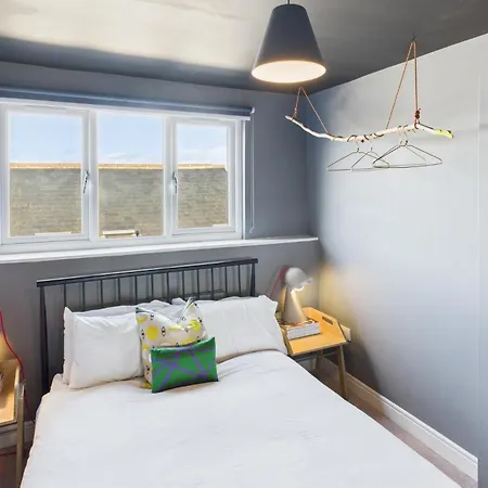 Apartman Host & - The Artists Pad