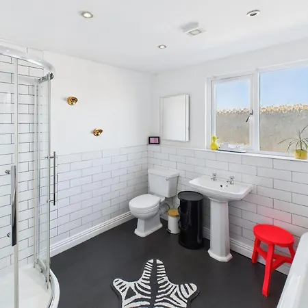 Apartman Host & - The Artists Pad
